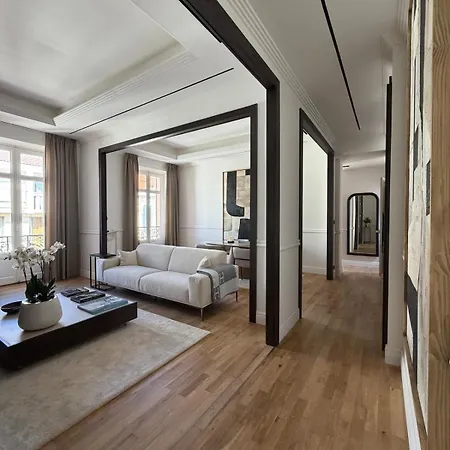 La By Luxuruhomesweethome Center *